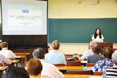 写真：アイヌと和人の関係についてマツの口承文学から解説する坂田教授