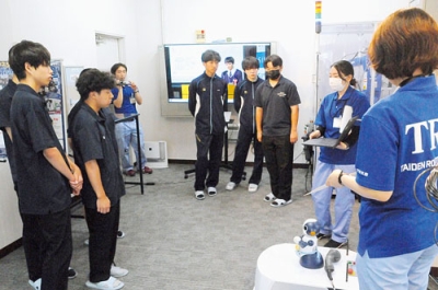 写真：ＴＲＣを見学し、アイデアを巡らせる高校生たち