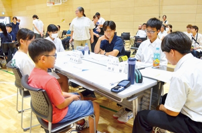 写真：各校のいじめ対策の取り組みを共有し、意見交換したサミット