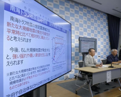 写真：気象庁で記者会見する南海トラフ地震の評価検討会の平田直会長（左）＝２０２４年８月