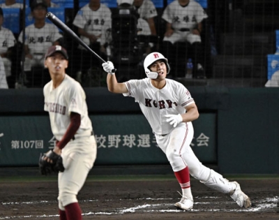 写真：【旭川志峯―広陵】６回裏広陵１死一、三塁、草島が勝ち越しの左犠飛を放つ。投手大渕＝甲子園