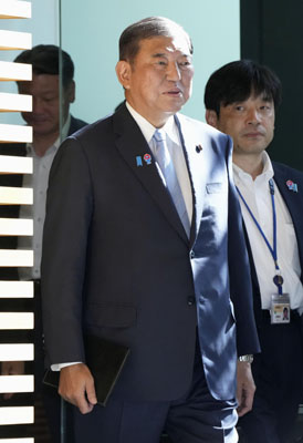写真：首相官邸に入る石破首相＝８日午前