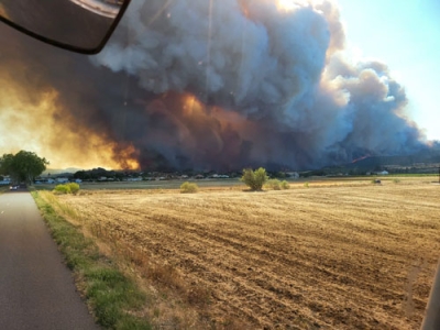 写真：フランス南部オード県で発生した大規模な山火事＝５日（フランス当局提供、ゲッティ＝共同）