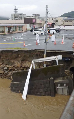 写真：大雨の影響で崩れた鹿児島県姶良市の網掛川の護岸＝８日午前８時ごろ（株式会社山藤建設提供）