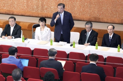 写真：両院議員総会で発言する自民党総裁の石破首相（中央）＝８日午後、東京・永田町の党本部