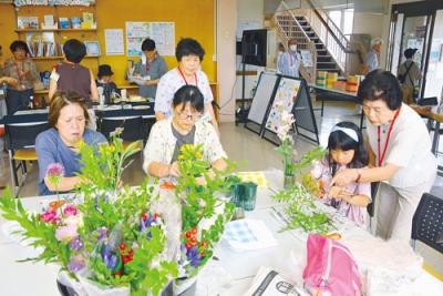 写真：生け花体験を楽しむ来場者たち