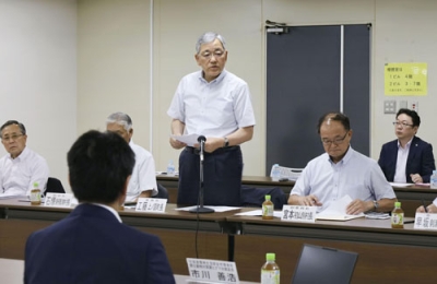 写真：意見交換会で、あいさつする上ノ国町の工藤昇町長＝８日午後、札幌市