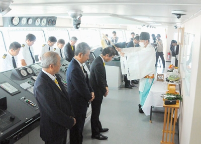 写真：安全な航海を祈願する社員ら