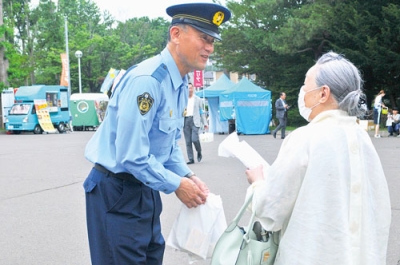 写真：啓発グッズを手渡す堀江署長