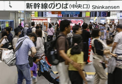 写真：お盆の帰省ラッシュが本格的に始まり、混雑するＪＲ新大阪駅の改札口＝９日午前