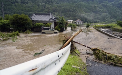 写真：木や土砂が流れ込んだ鹿児島県霧島市の住宅地＝９日午前