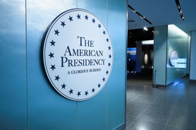 写真：ワシントンのスミソニアン米国歴史博物館での大統領に関する展示を示す看板（ロイター＝共同）