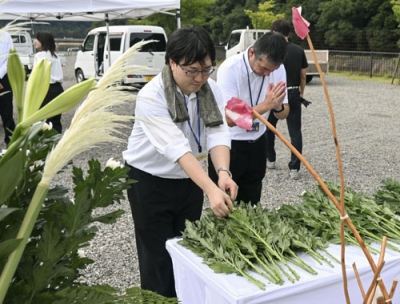 写真：兵庫県佐用町の豪雨災害から１６年となり、献花台で手を合わせる町関係者ら＝９日午前