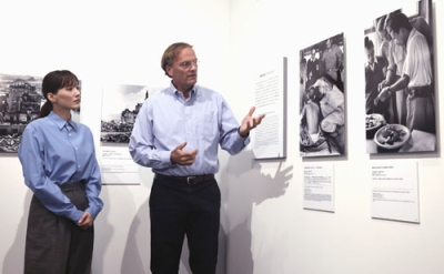 写真：「被爆８０年企画展　ヒロシマ１９４５」を見学する綾瀬はるか（左）＝８日、東京都目黒区の東京都写真美術館