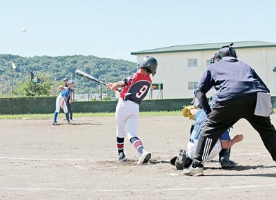 写真：全力プレーで熱戦を展開する選手たち