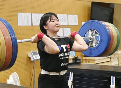 写真：日本代表合宿に参加した重量挙げ女子の西浦実桜＝東京都内