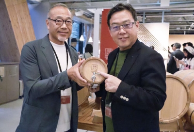写真：「北海道バレル」の藤田哲也会長（左）と竹次修社長＝７月、札幌市