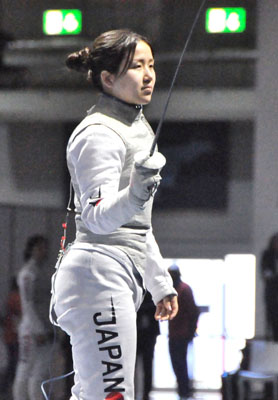 写真：世界ユニバーシティー夏季大会のフェンシング女子フルーレ個人で８強入りした飯村彩乃＝７月、エッセン（共同）