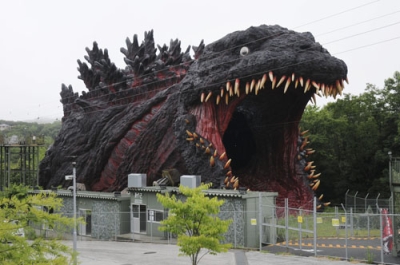写真：映画「シン・ゴジラ」をモデルとして等身大で再現したゴジラ＝兵庫県淡路市のニジゲンノモリ
