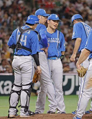 写真：４回途中、４失点で降板する日本ハム・加藤貴（左から２人目）＝みずほペイペイドーム