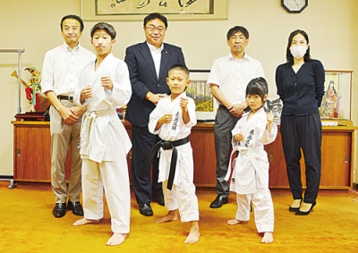 写真：全国大会に出場する（前列左から）高野、山下るい翔、叶絢の３選手