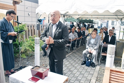 写真：洞爺湖温泉の末永い繁栄を願い焼香する下道町長