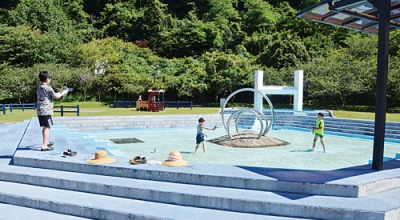写真：子どもたちが水遊びを楽しむ入江運動公園