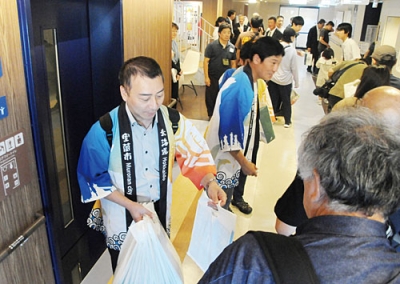 写真：おそろいの法被を着て室蘭観光をＰＲする関係者