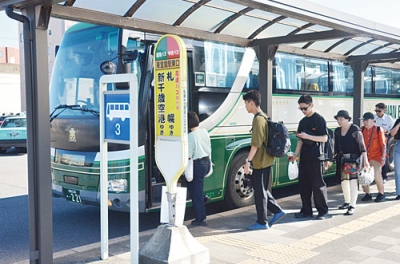 写真：帰省などで札幌行きの都市間バスを利用する人たち＝９日午後、ＪＲ東室蘭駅東口