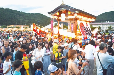 写真：豪華な大山車を囲み「豊浦音頭」を踊る祭り客