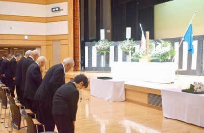 写真：壮瞥町出身の戦没者に黙とうをささげる出席者