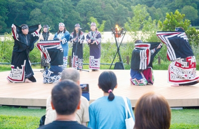 写真：ポロトコタンで伝承されている歌や踊りが披露された夏のイベント