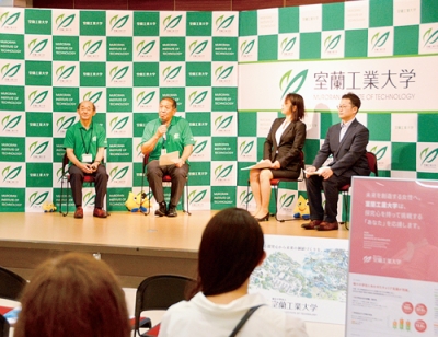 写真：キャリアサポートセンター長と卒業生が就職や大学院進学について語った就職力対談