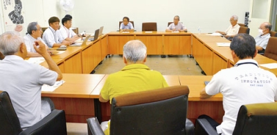 写真：各地区連の情報や課題を共有した意見交換会＝８日、登別市役所
