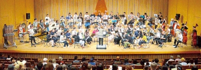 写真：総勢８２人が厚みのある音色を奏でた奏友会の定期演奏会