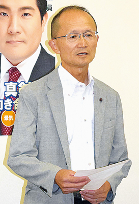 写真：定期大会であいさつする水江代表