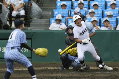 写真：【北海―東海大熊本星翔】５回裏北海２死三塁、桜井が中前に適時打を放つ。投手水野、捕手比嘉＝甲子園