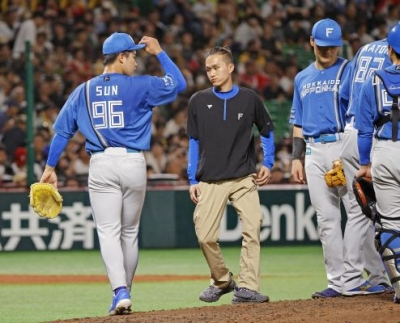 写真：４回途中、降板する日本ハム・孫易磊（左）＝みずほペイペイドーム