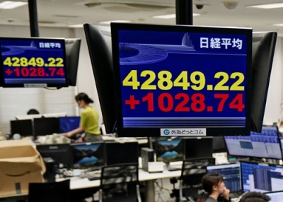 写真：上げ幅が一時１０００円を超え、４万２８００円台を付けた日経平均株価を示すモニター。取引時間中として史上最高値を更新した＝１２日午前、東京都港区の外為どっとコム