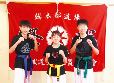 写真：大会で上位入賞を果たした左から髙橋、橋本、桂の３選手