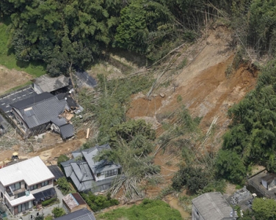 写真：避難中の車が巻き込まれた熊本県甲佐町の土砂崩れ現場＝１２日午後０時４３分（共同通信社ヘリから）
