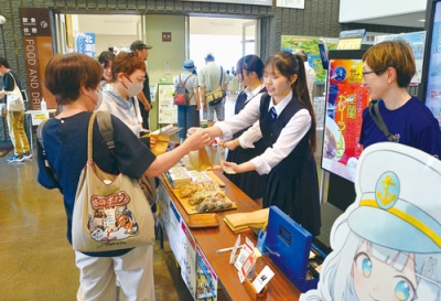 写真：来場者に新商品のクッキーをＰＲする室蘭清水丘高校の生徒ら