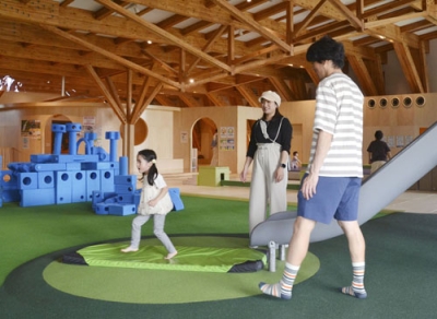 写真：南幌町の屋内遊戯施設で遊ぶ親子＝５月