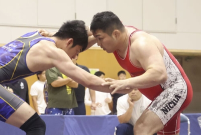 写真：レスリングの全日本社会人選手権で対戦する曽我部健（右）＝７月、埼玉県富士見市