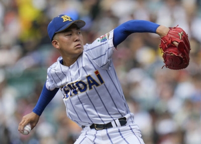 写真：京都国際戦の７回から４番手で登板した健大高崎・石垣元＝甲子園
