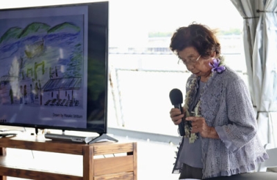 写真：１２日、米ハワイ・真珠湾の戦艦ミズーリ記念館で証言をする被爆者の笠岡貞江さん（共同）