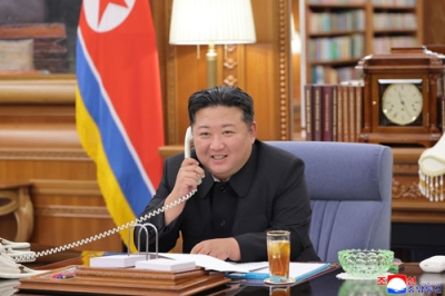 写真：ロシアのプーチン大統領と電話会談する北朝鮮の金正恩朝鮮労働党総書記＝１２日（朝鮮中央通信＝共同）