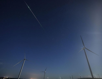 写真：ペルセウス座流星群が出現のピークを迎え、苫前町で見られた流れ星＝１２日夜（６秒露光）