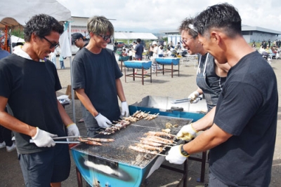 写真：浜焼きメニューを調理する関係者