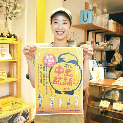 写真：ＰＲポスターを手に来場を呼びかける関係者
